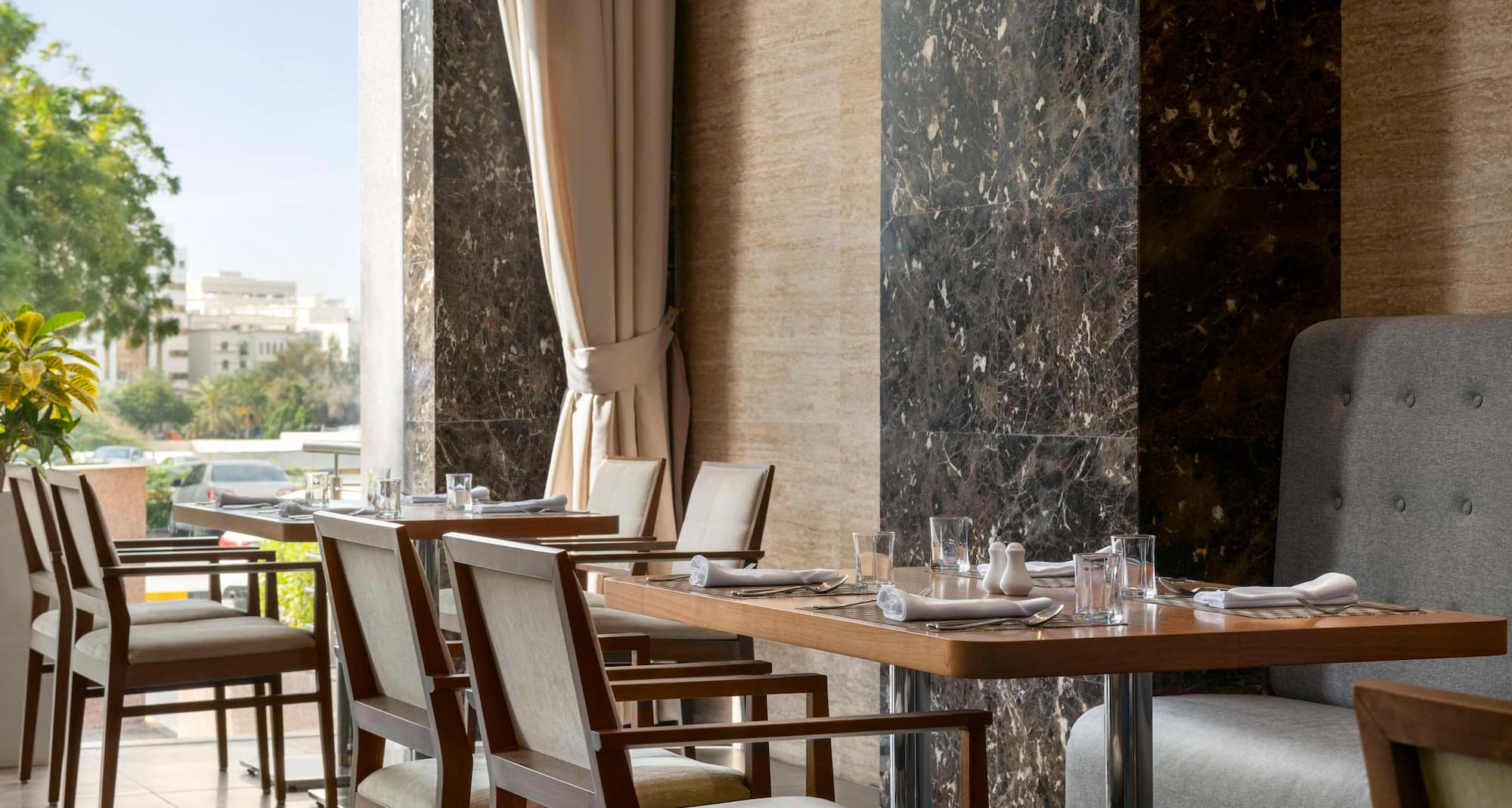 Radisson Hotel Muscat Panorama - Restaurant Al Muzen