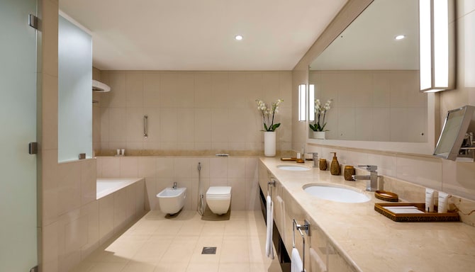Radisson Hotel Muscat Panorama - Royal Suite Bathroom