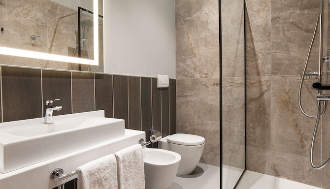 Radisson Hotel Naples Nola - Superior Room Bathroom