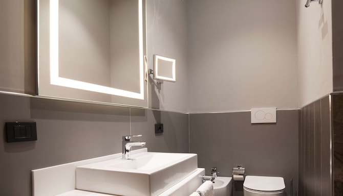 Radisson Hotel Naples Nola - Standard Room Bathroom