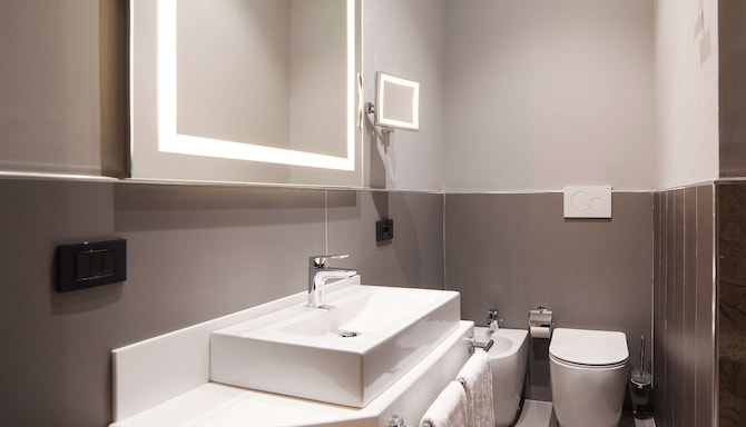 Radisson Hotel Naples Nola - Standard Room Bath