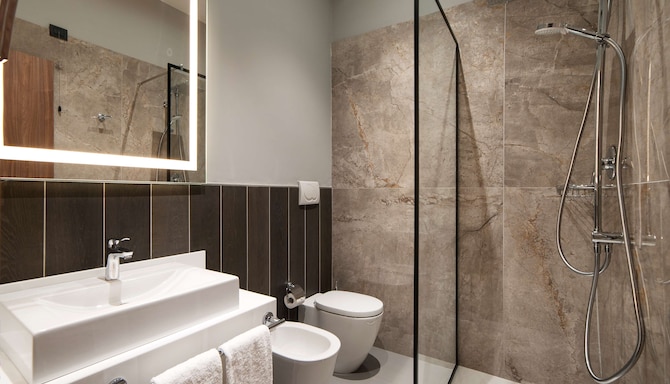 Radisson Hotel Naples Nola - Superior Room Bathroom