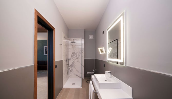 Radisson Hotel Naples Nola - Junior Suite Bathroom