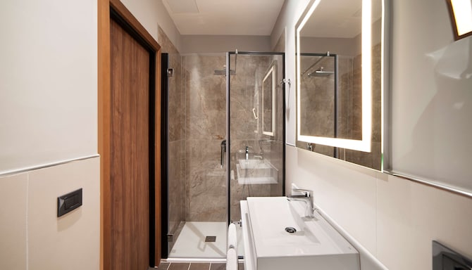 Radisson Hotel Naples Nola - Junior Suite Bathroom