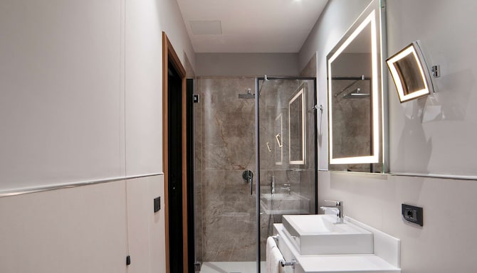 Radisson Hotel Naples Nola - Junior Suite Bathroom