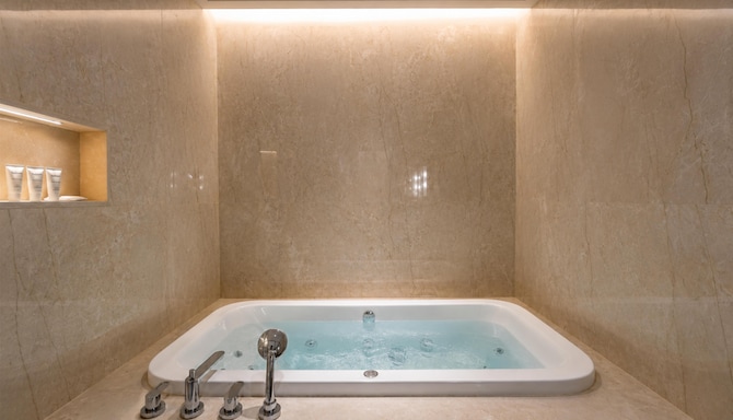 Radisson Hotel Nathdwara - Premium Suite Hot Tub