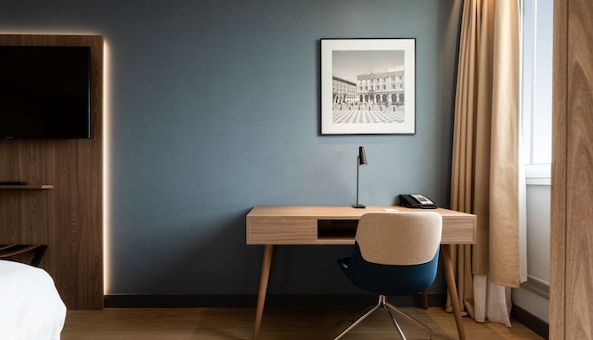 Radisson Hotel Nice Airport - Guest room desk