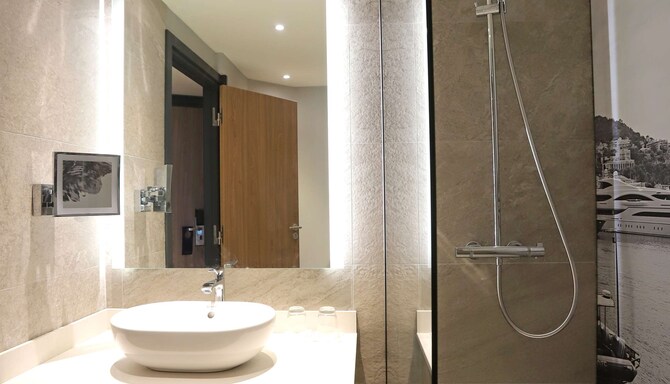 Radisson Hotel Nice Airport - Guest room bathroom