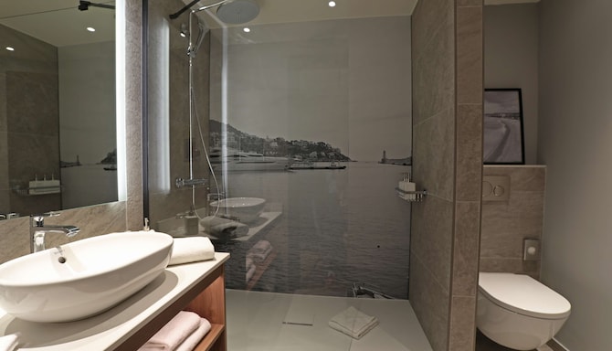 Radisson Hotel Nice Airport - Guest room bathroom