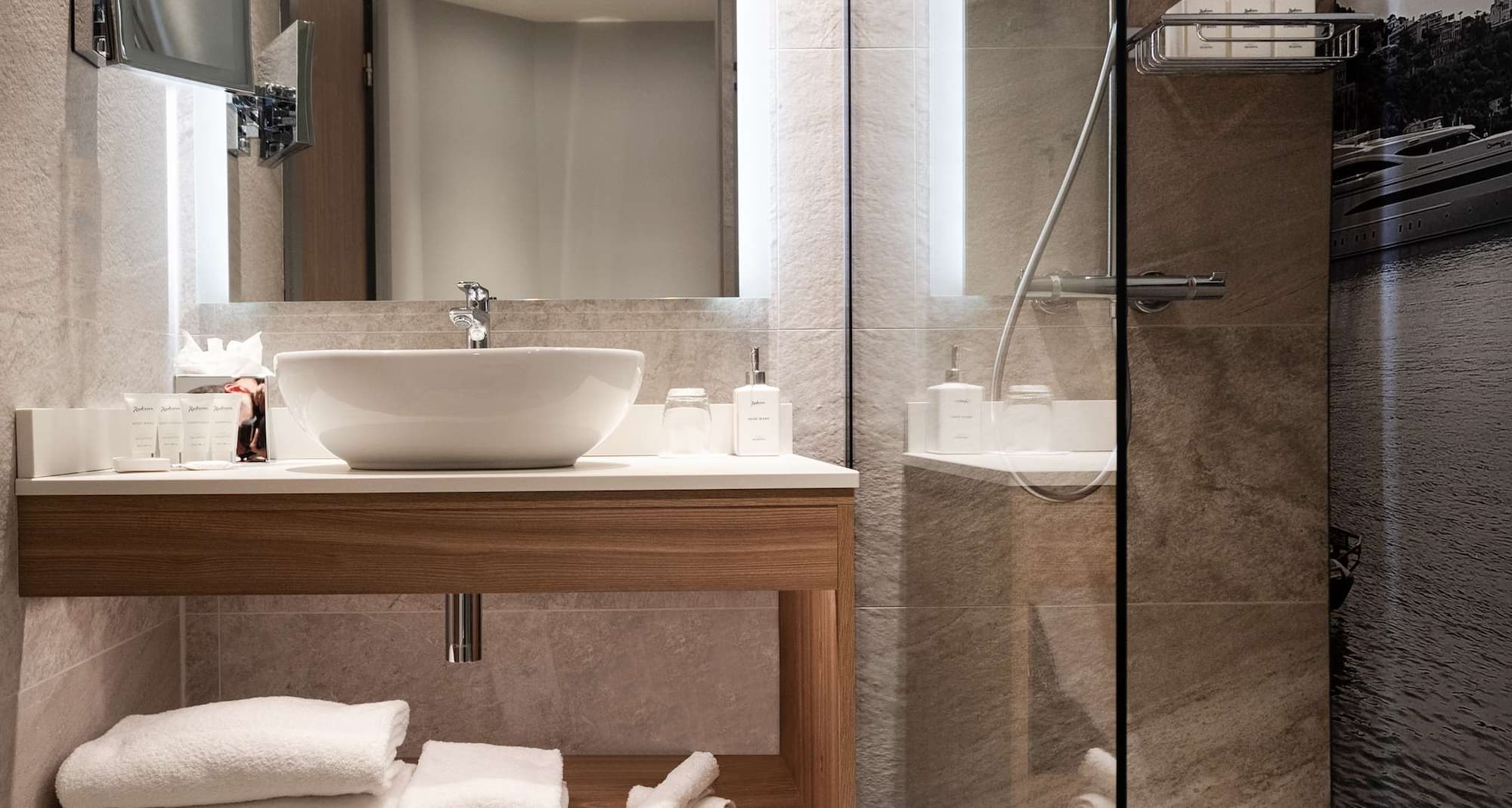 Radisson Hotel Nice Airport - Guest room bathroom