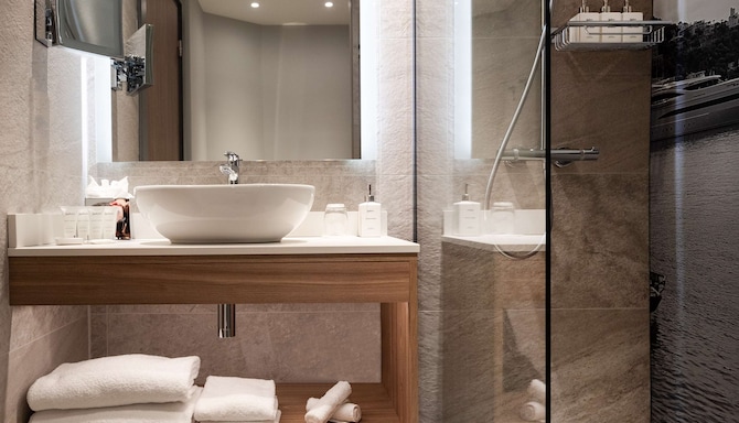 Radisson Hotel Nice Airport - Guest room bathroom