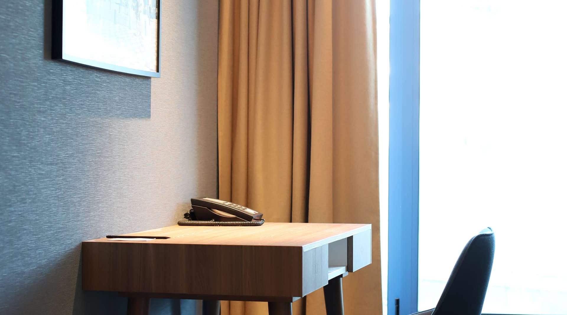 Radisson Hotel Nice Airport - Guest room desk