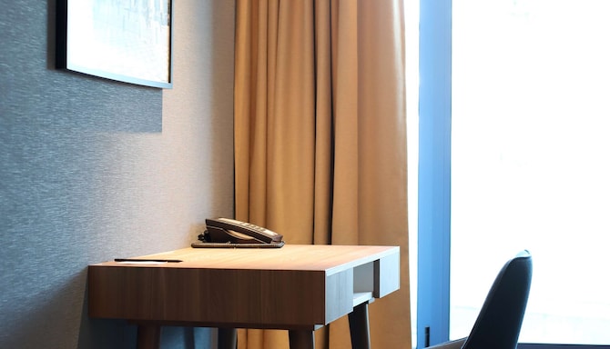 Radisson Hotel Nice Airport - Guest room desk