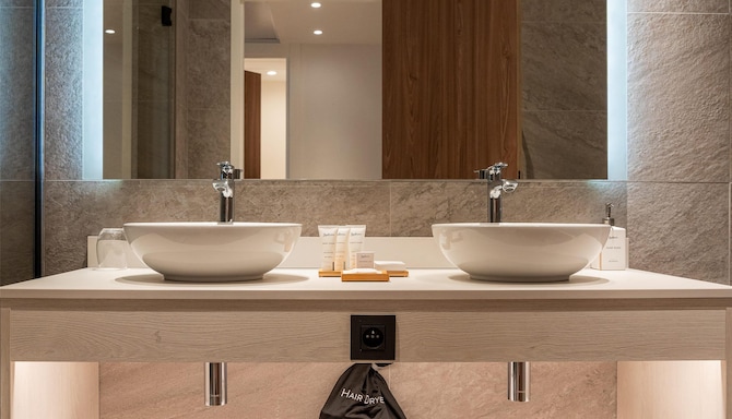 Radisson Hotel Nice Airport - Suite bathroom