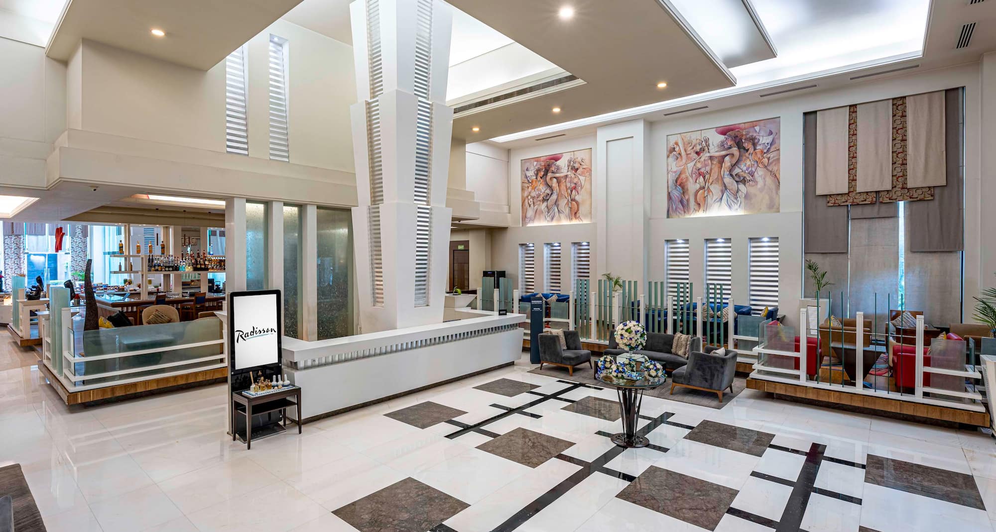 Radisson Hotel Noida - Lobby