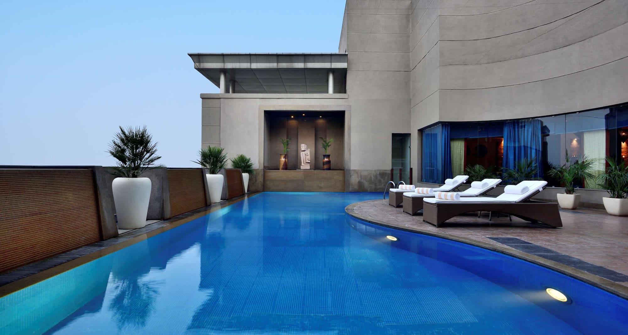 Radisson Hotel Noida - Sky Pool