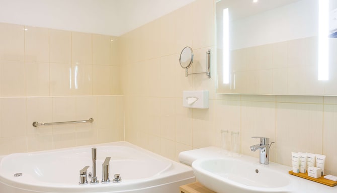 Radisson Hotel Old Town Riga - Superior Room bathroom