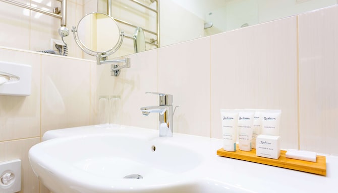 Radisson Hotel Old Town Riga - Standard Room - Park View bathroom