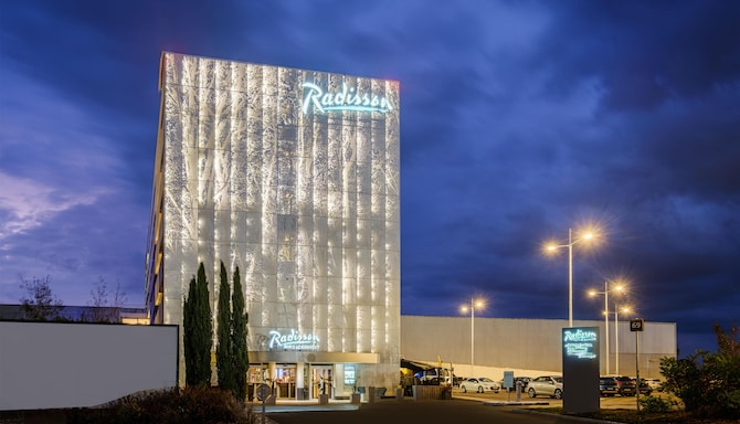 Radisson Hotel Paris Le Bourget - Vy över fasaden