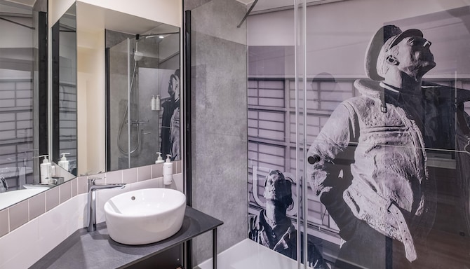 Radisson Hotel Paris Le Bourget - Guest room bath