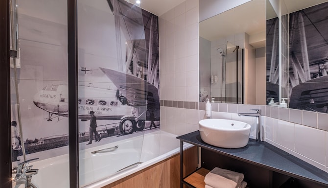 Radisson Hotel Paris Le Bourget - Guest room bath
