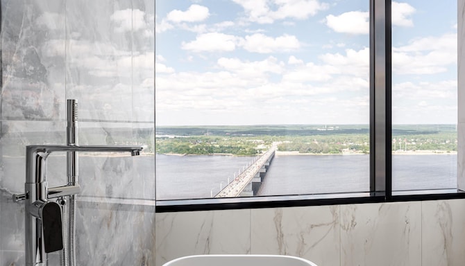 Radisson Hotel Perm - Presidential Suite - Main bath