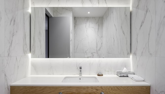 Radisson Hotel Perm - Presidential Suite - Guest bath