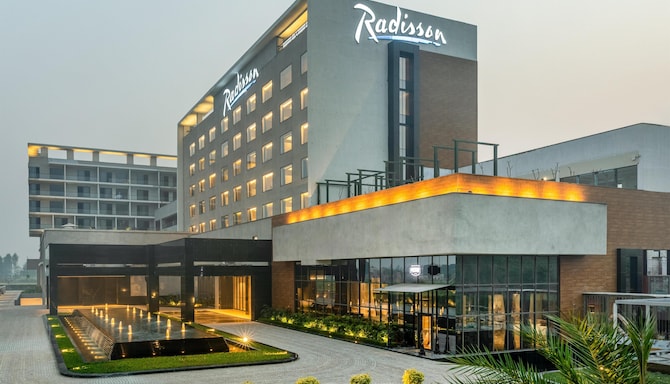 Radisson Hotel Phagwara - Vy över fasaden