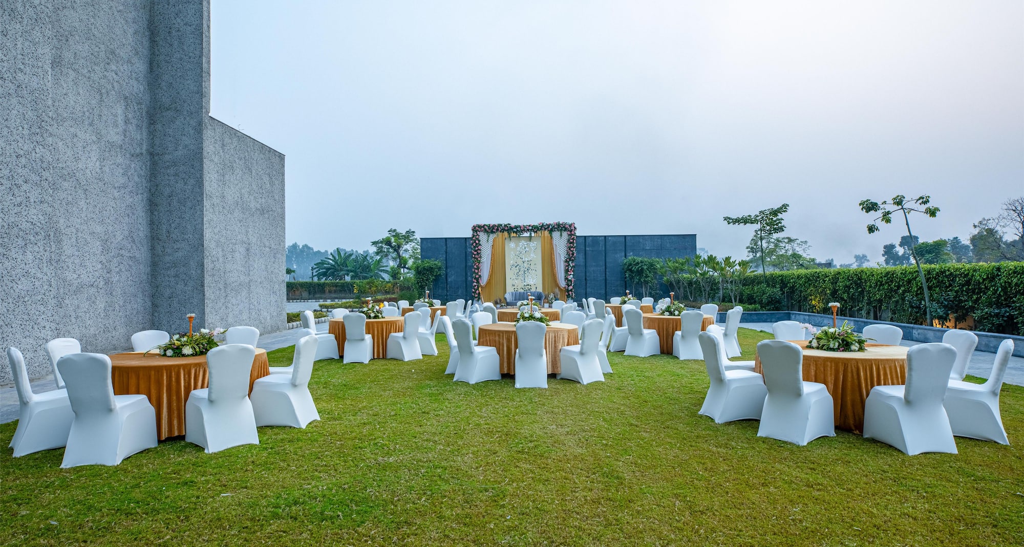 Radisson Hotel Phagwara - Lawn Reet Lawn