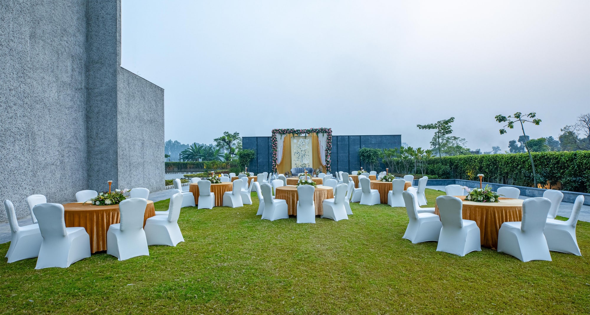 Radisson Hotel Phagwara - Lawn Reet Lawn