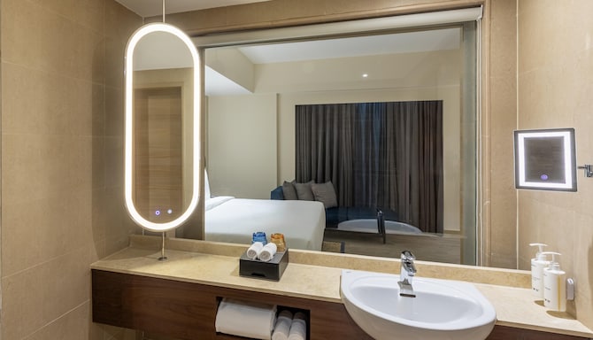 Radisson Hotel Phagwara - Suite Bathroom