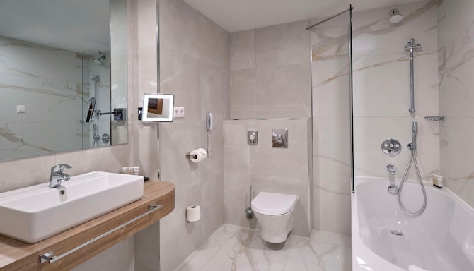Radisson Hotel Plovdiv - Premium Room bathroom
