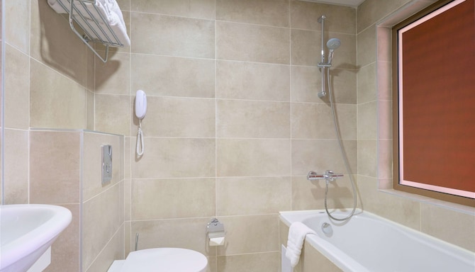 Radisson Hotel Plovdiv - Superior Room bathroom