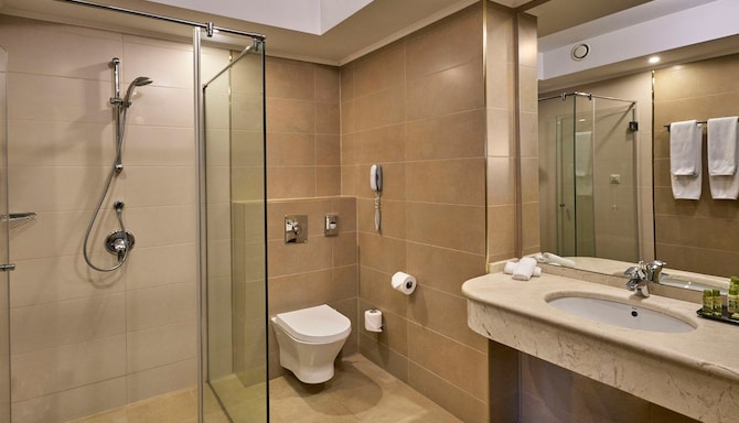 Radisson Hotel Plovdiv - Suite bathroom