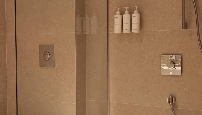 Radisson Hotel Plovdiv - Suite Bathroom