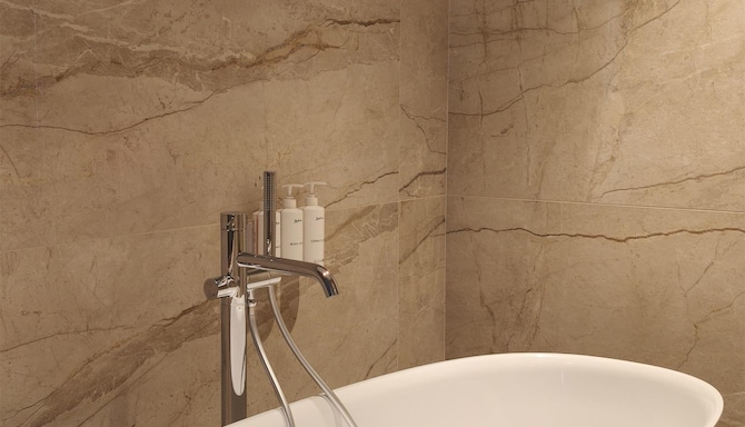 Radisson Hotel Plovdiv - Suite Bathroom