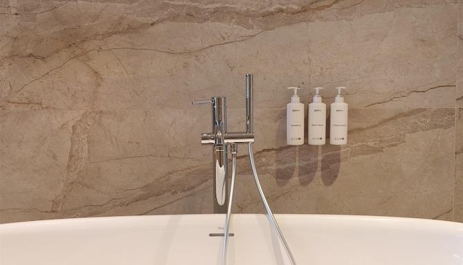 Radisson Hotel Plovdiv - Suite Bathroom