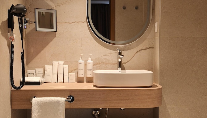Radisson Hotel Plovdiv - Suite Bathroom