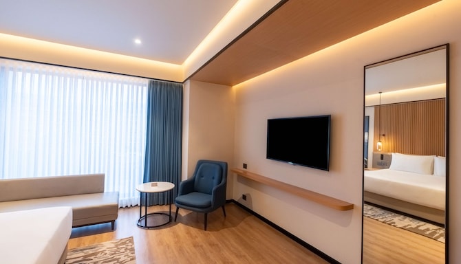 Radisson Hotel Prayagraj - Deluxe King Bedroom