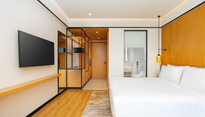 Radisson Hotel Prayagraj - Deluxe King Bedroom