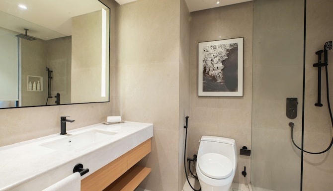 Radisson Hotel Prayagraj - Junior Suite Bathroom