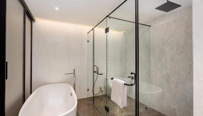 Radisson Hotel Prayagraj - Suite Bathroom