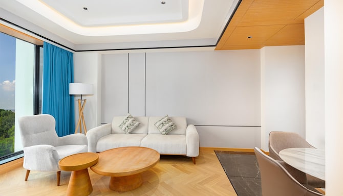Radisson Hotel Prayagraj - Suite Living Room