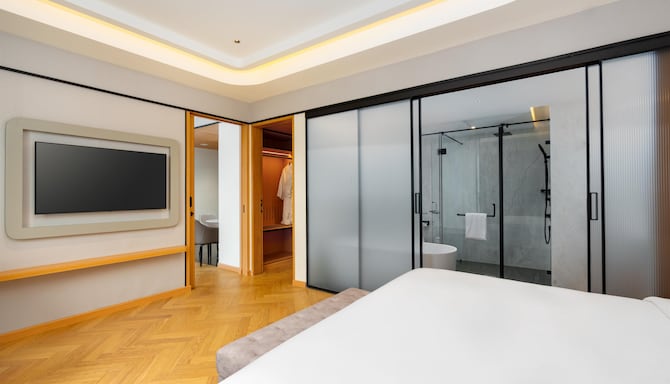 Radisson Hotel Prayagraj - Suite Bedroom