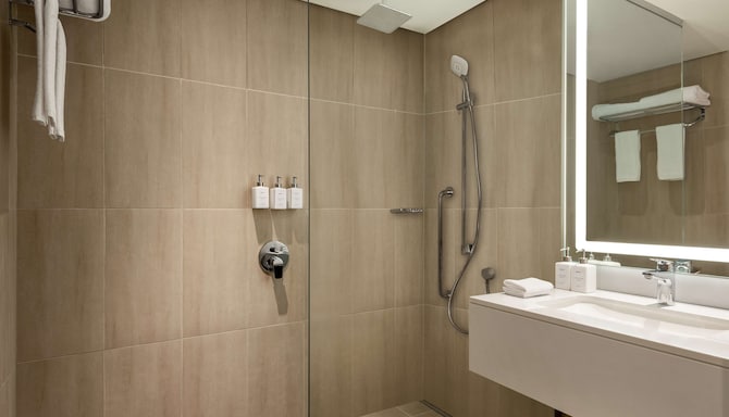 Radisson Hotel & Residence Riyadh Olaya - حمام غرفة الضيوف