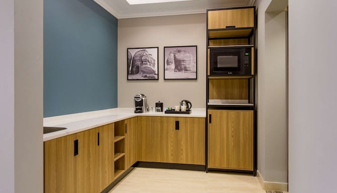 Radisson Hotel Riyadh Airport - Suite kitchenette