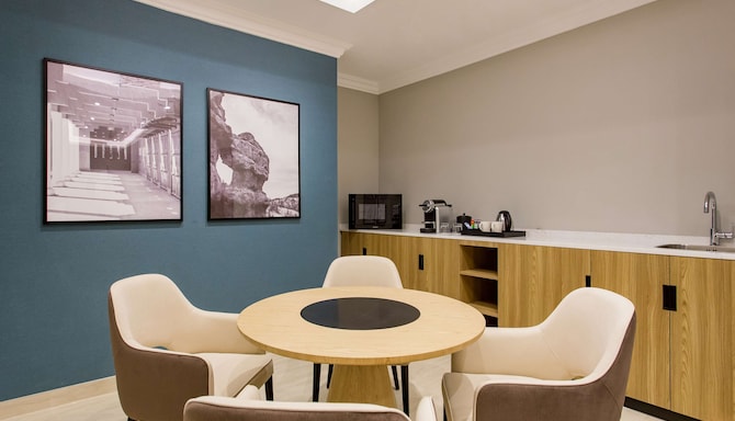 Radisson Hotel Riyadh Airport - Suite dining area