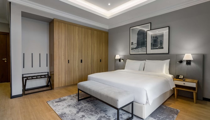 Radisson Hotel Riyadh Airport - Guest room with king bed