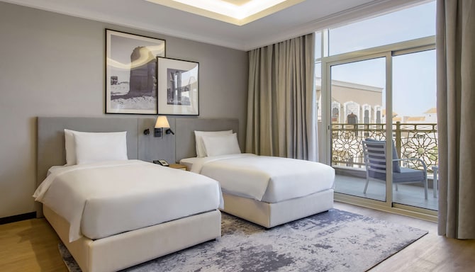 Radisson Hotel Riyadh Airport - Guest room with twin bed