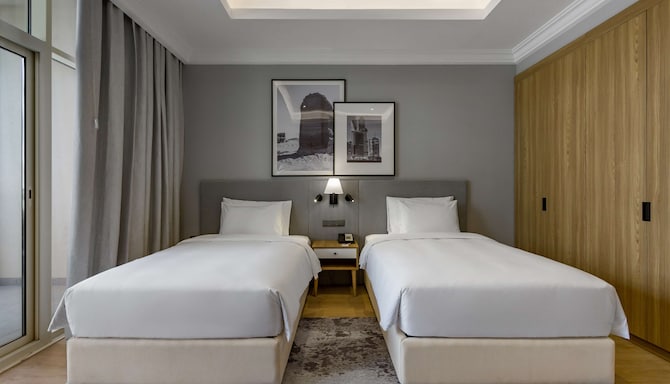 Radisson Hotel Riyadh Airport - Suite bedroom with twin beds